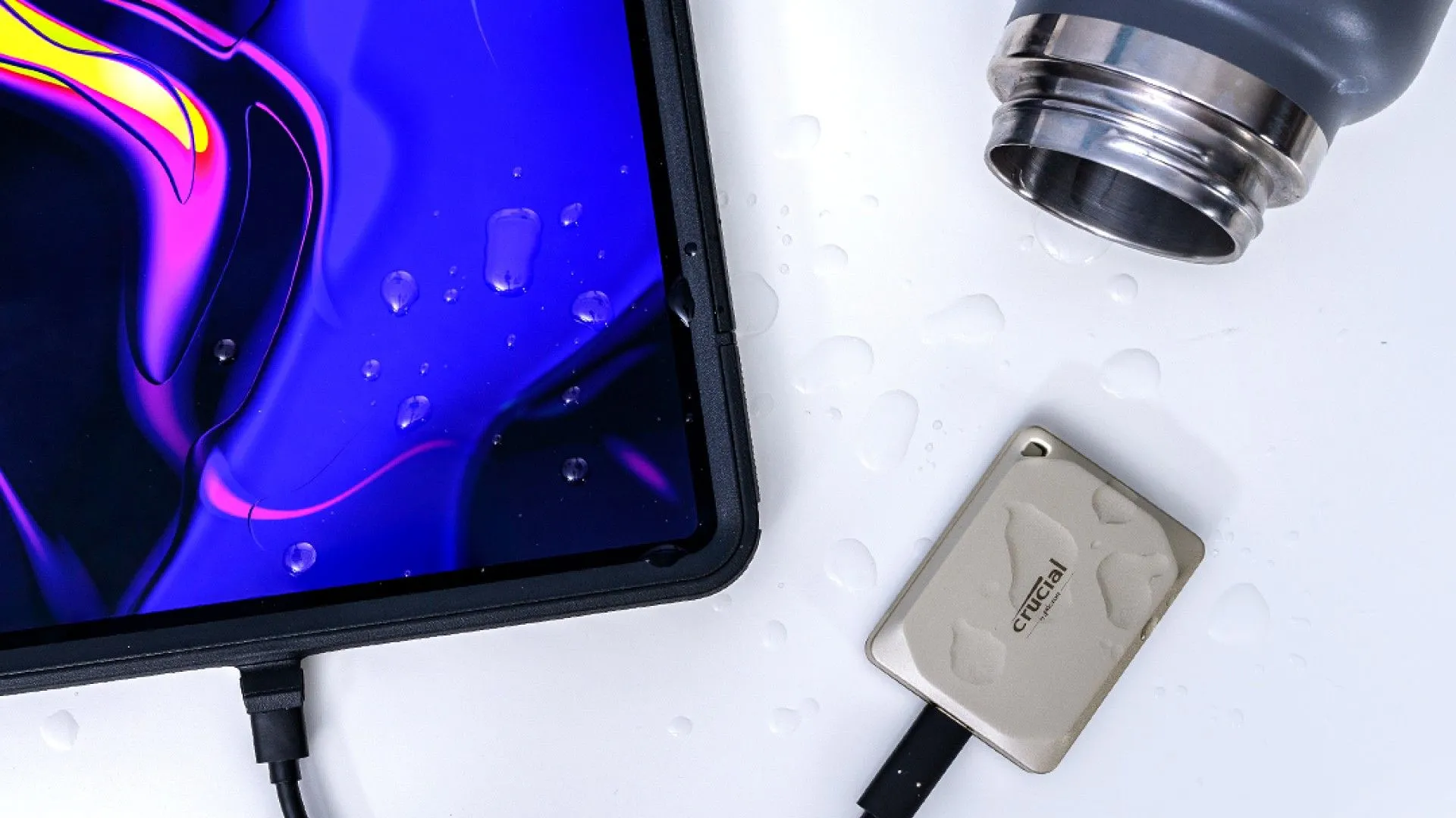 Ổ cứng SSD di động Crucial X9 Pro for Mac màu đen được kết nối với một chiếc iPad, thể hiện khả năng lưu trữ di động tiện lợi.