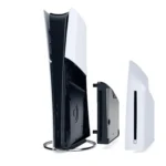 Ổ đĩa Blu-ray rời được lắp đặt bên cạnh máy PlayStation 5 Digital Edition