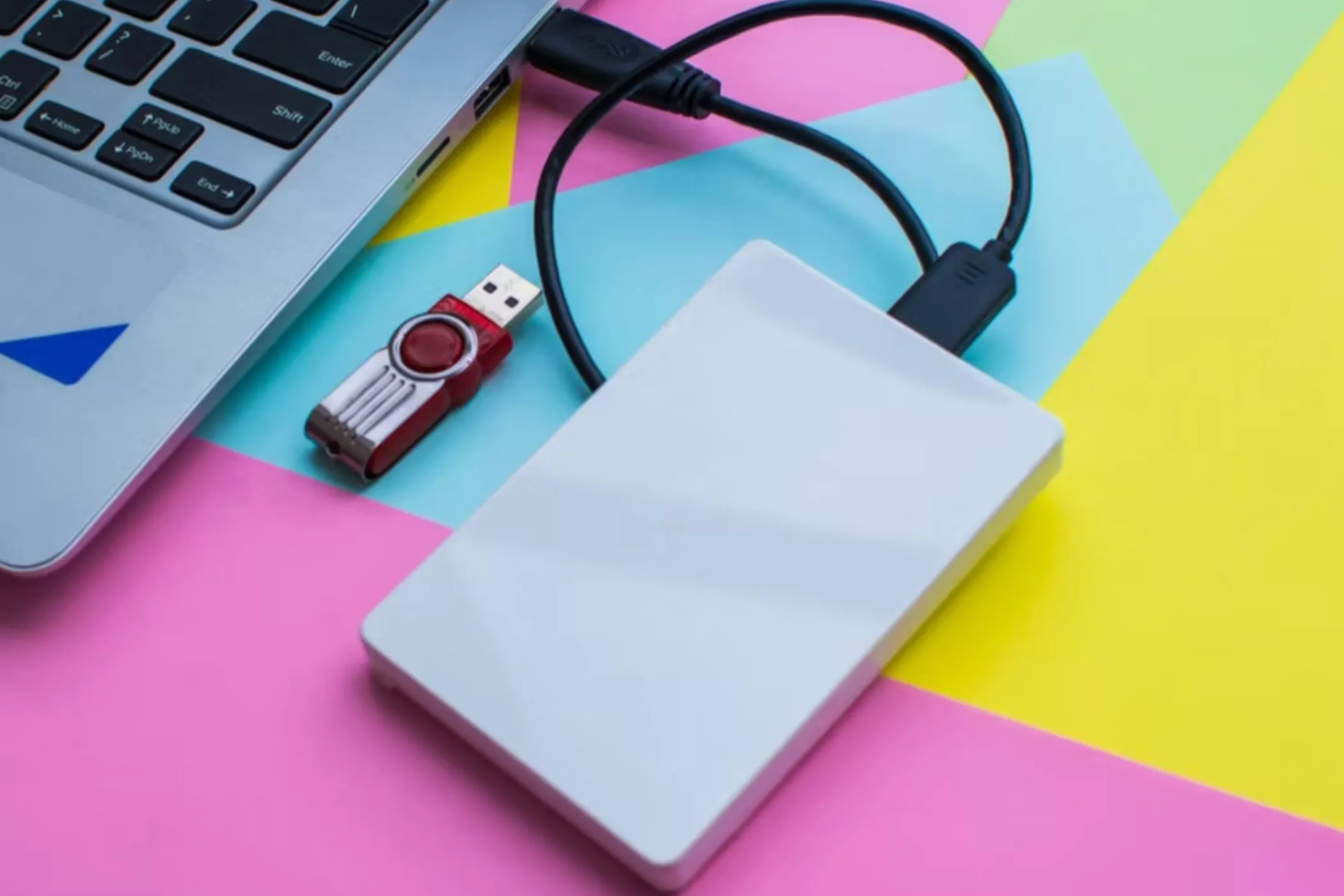 Ổ đĩa flash USB và ổ đĩa ngoài được kết nối với laptop.