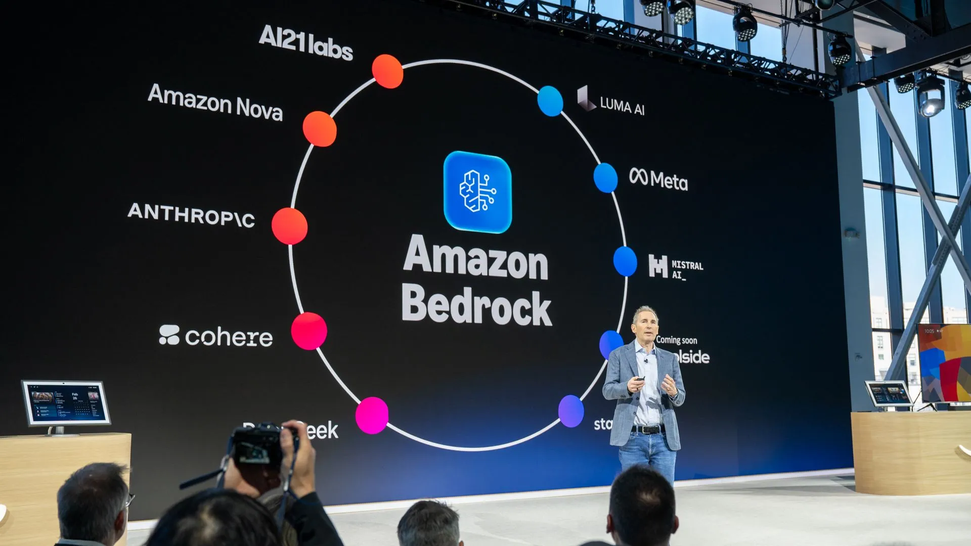 Ông Andy Jassy, Chủ tịch và CEO Amazon, trình bày về cơ sở hạ tầng Amazon Bedrock và AI tại sự kiện ra mắt Alexa+