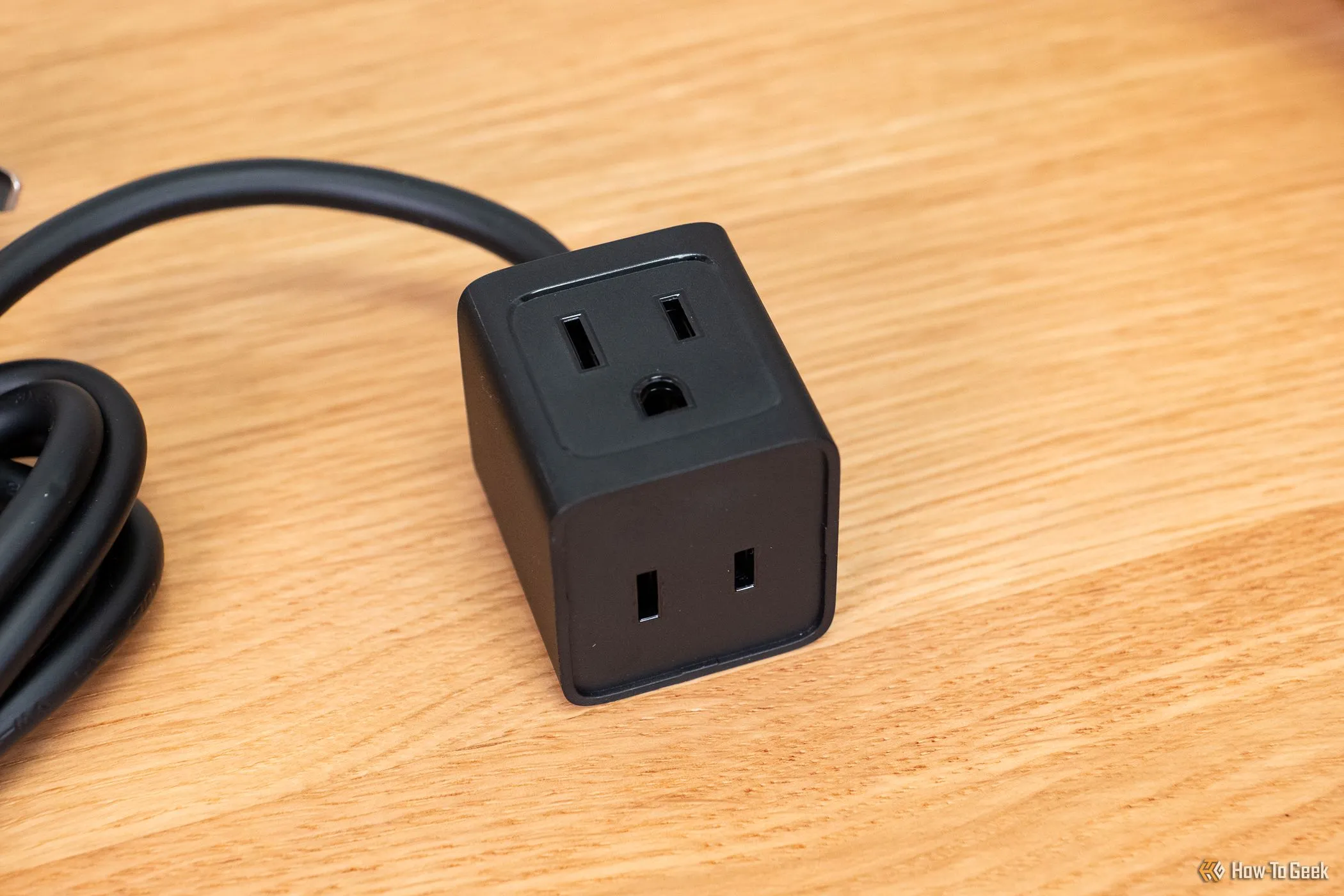 Phần trên của ổ cắm điện mini Baseus PowerCombo 5 trong 1 công suất 67W, đặt trên bàn.