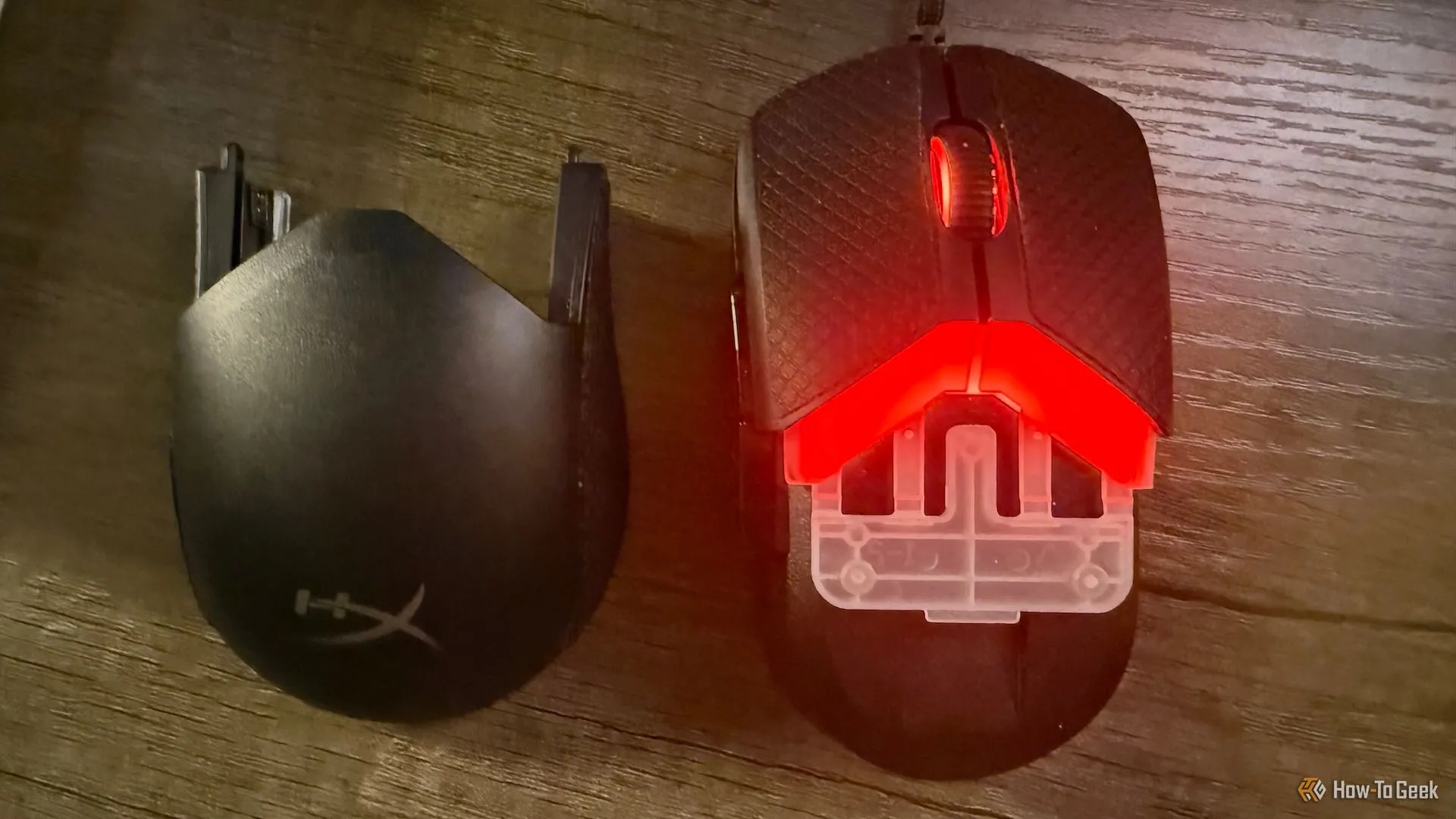 Phần vỏ trên của chuột HyperX Pulsefire Saga được tháo rời, cho thấy cấu trúc modular bên trong và các thành phần có thể hoán đổi