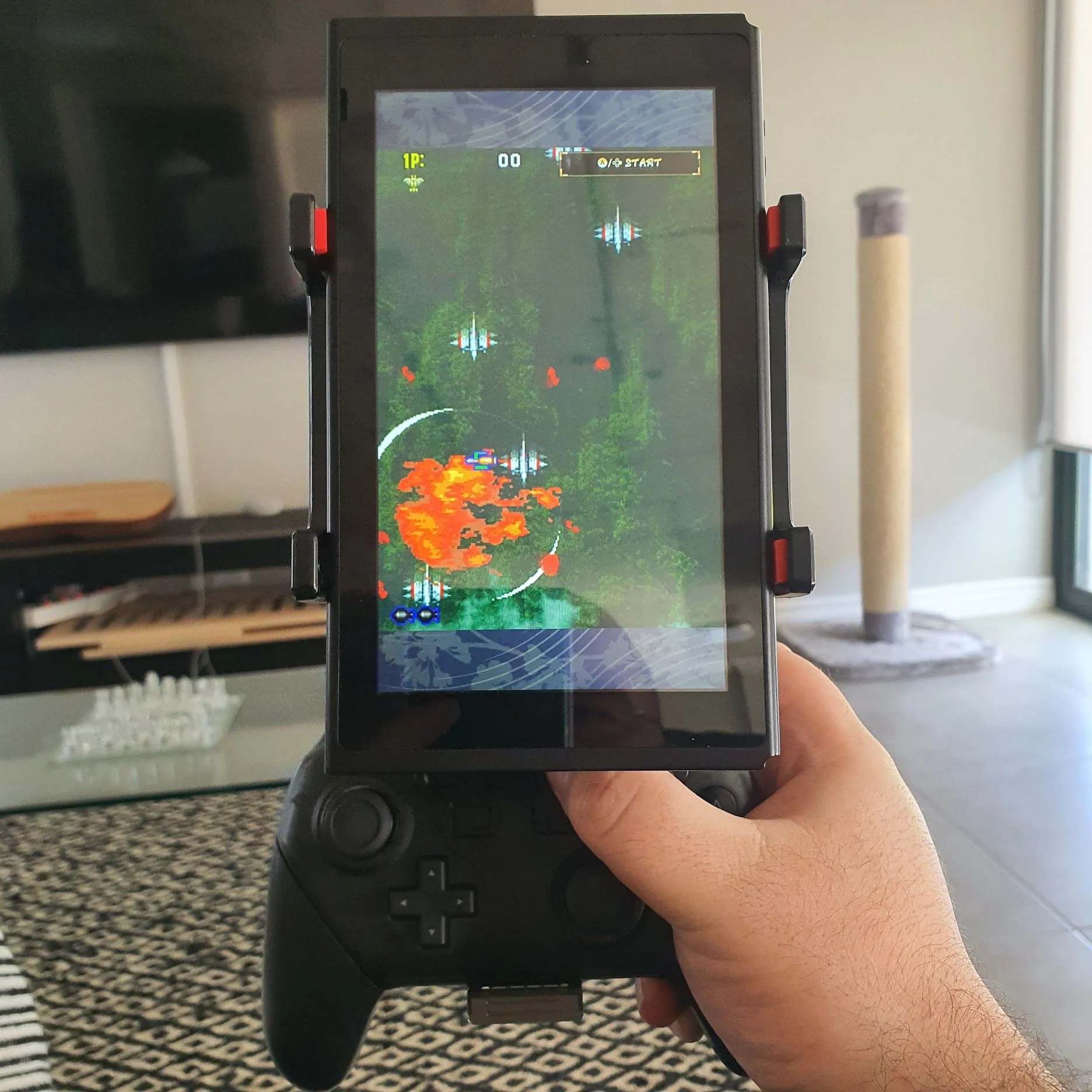 Phụ kiện gắn Nintendo Switch với tay cầm để chơi game màn hình dọc trong TATE mode.
