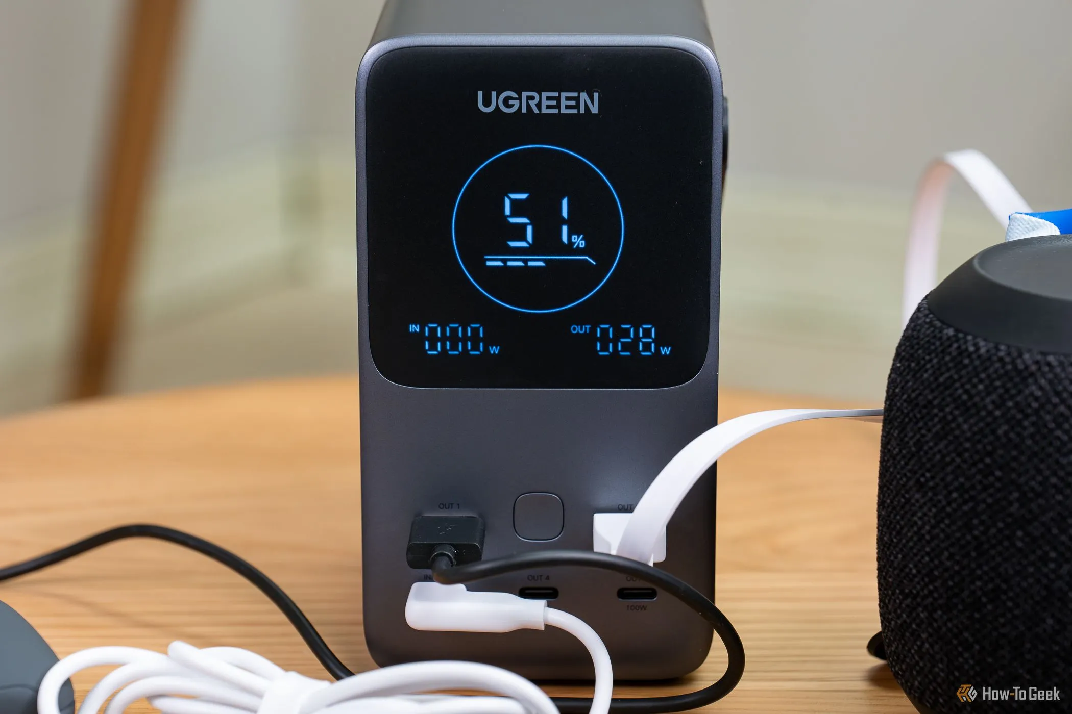 Pin dự phòng Ugreen đang được sạc với cáp USB-C