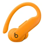 Powerbeats Pro 2 màu cam điện tử với thiết kế ear hook chắc chắn, phù hợp tập luyện thể thao.