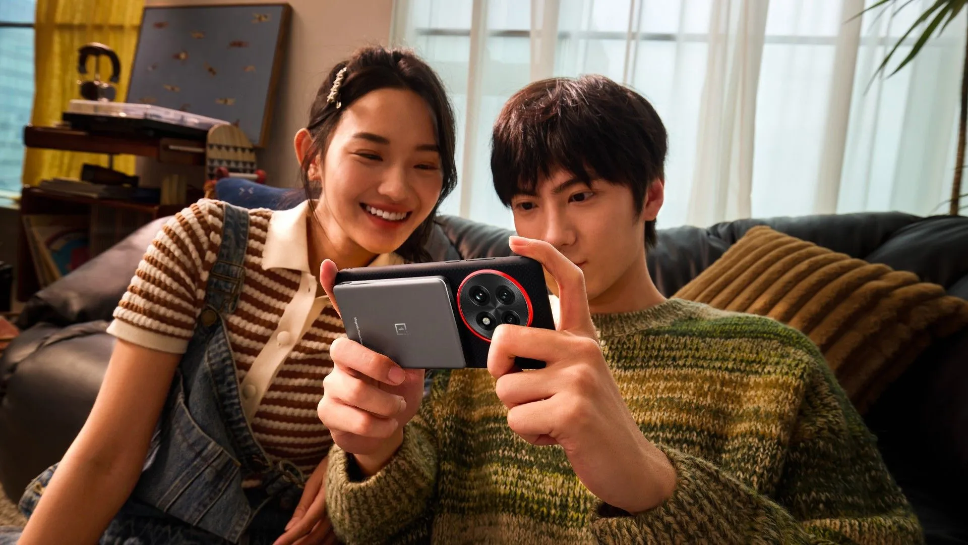 Sạc dự phòng OnePlus Slim Magnetic Power Bank màu trắng gắn nam châm vào mặt lưng điện thoại thông minh, thể hiện khả năng sạc không dây tiện lợi