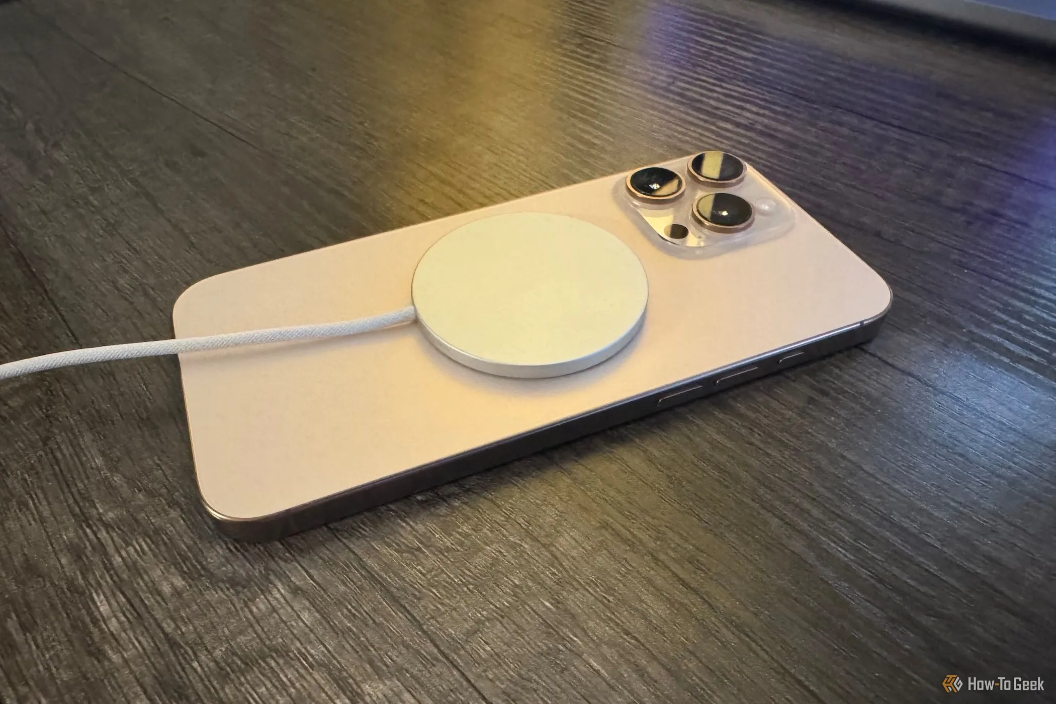 sạc không dây Apple MagSafe gắn vào iPhone 16 Pro Max