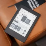 Sách và máy đọc sách Kindle trên bàn gỗ