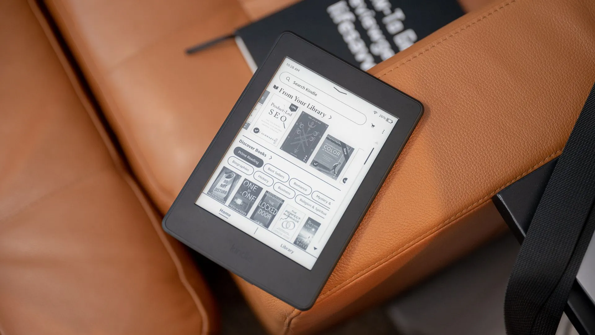 Sách và máy đọc sách Kindle trên bàn gỗ