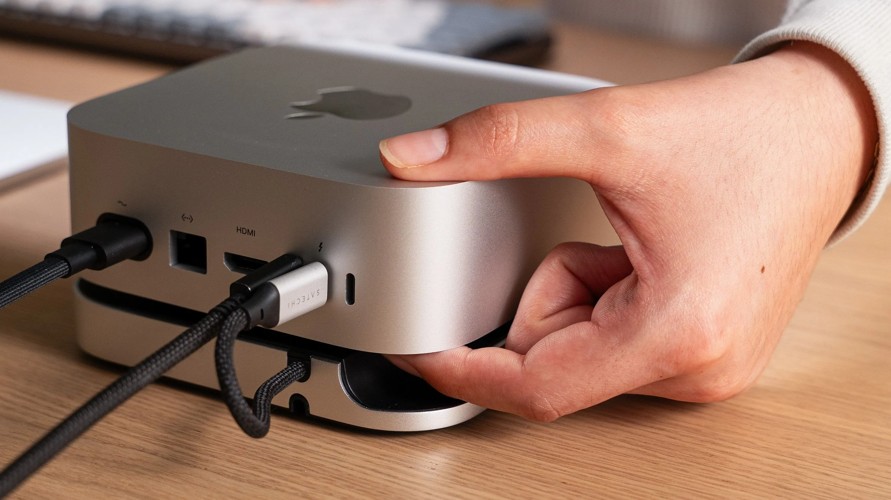 Satechi Stand &amp; Hub giúp dễ dàng tiếp cận nút nguồn Mac mini