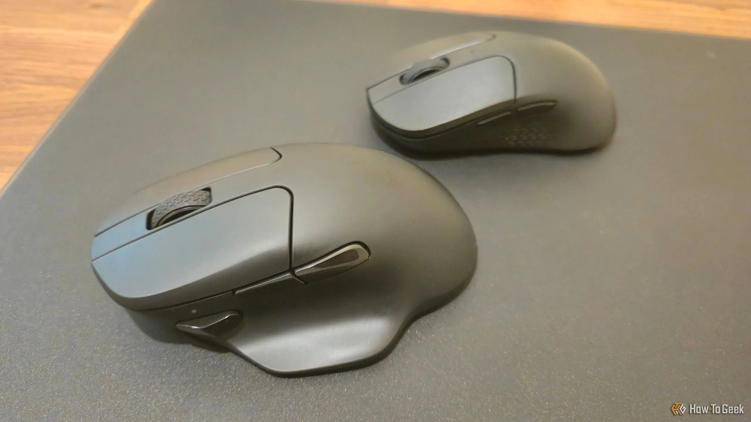 So sánh kích thước chuột Keychron M7 (lớn hơn) và Keychron M3 Mini (nhỏ hơn) đặt cạnh nhau