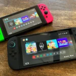 So sánh kích thước và màn hình Nintendo Switch 2 với Switch đời đầu khi chơi game ở chế độ cầm tay.