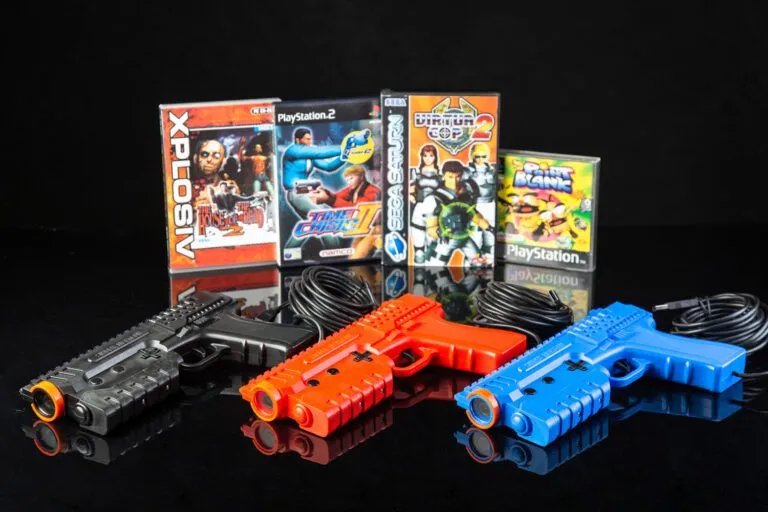 Súng điện tử Sinden Lightgun với ba biến thể màu sắc cùng các tựa game bắn súng cổ điển như The House of the Dead và Time Crisis II.