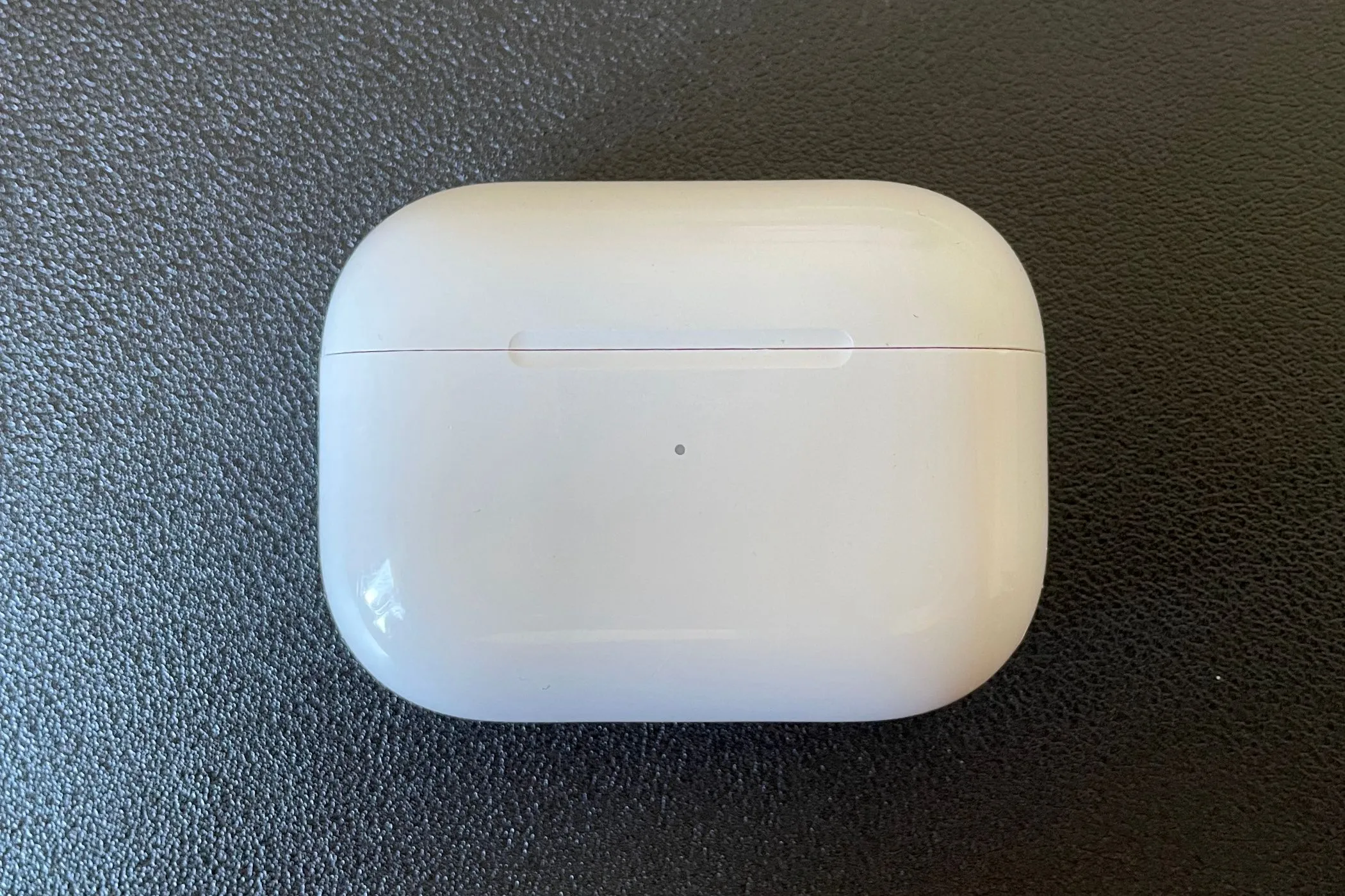 Tai nghe AirPods Pro trong hộp sạc, tượng trưng cho khả năng kết nối và chuyển đổi nhanh chóng thiết bị âm thanh Bluetooth trên Switch 2.
