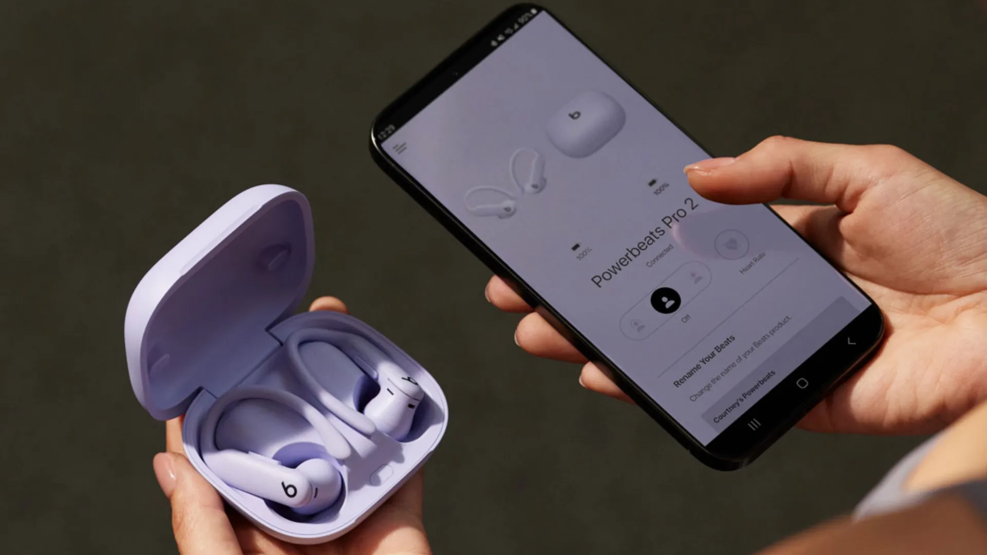 Tai nghe Powerbeats Pro 2 đặt cạnh điện thoại Android, minh họa khả năng kết nối và tương thích rộng rãi của Beats với hệ điều hành này.