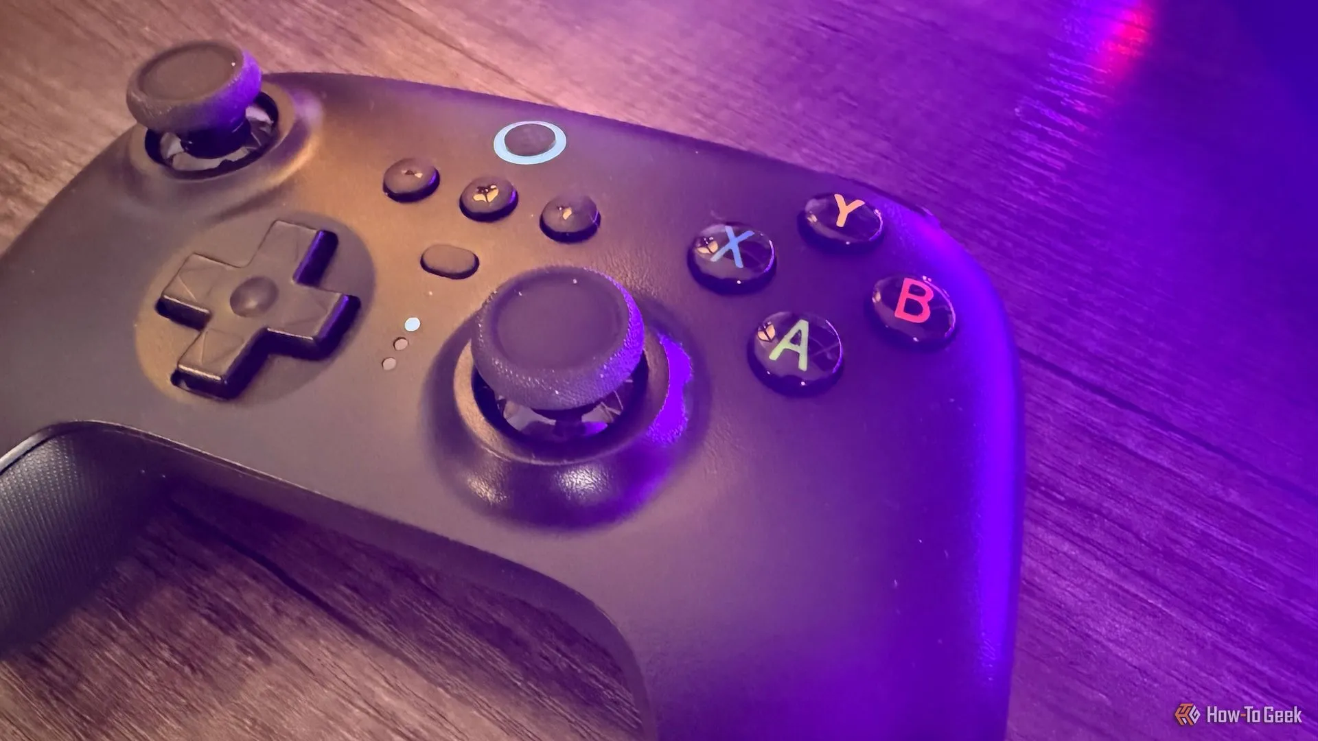 Tay cầm chơi game 8BitDo Ultimate 2.4G trên bàn, thể hiện khả năng tái sử dụng tay cầm cũ cho các thiết bị khác