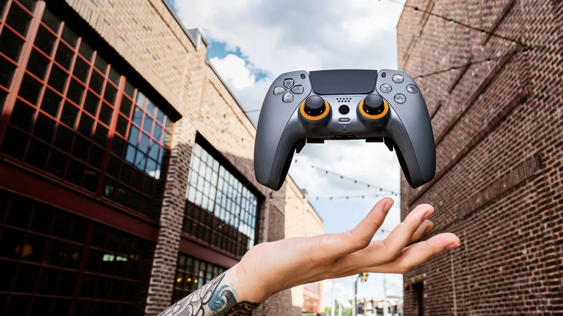 Tay cầm chơi game Scuf Reflex Pro với bốn nút bổ sung ở mặt sau