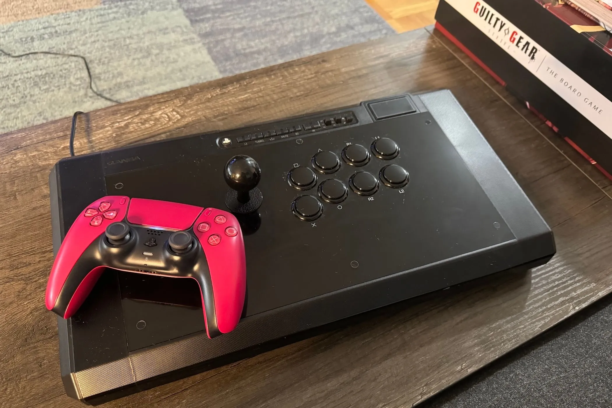 Tay cầm DualSense của PS5 đặt trên một bộ điều khiển arcade stick, minh họa sự tương thích phụ kiện