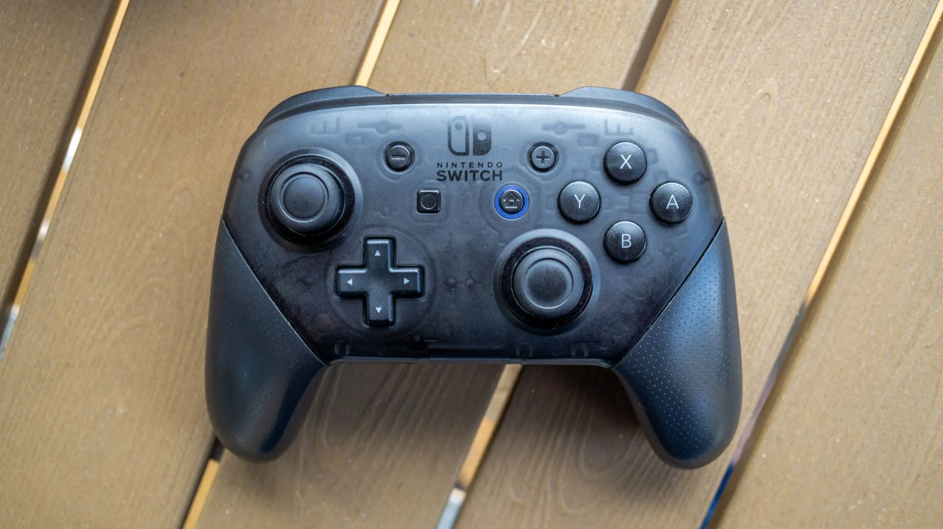 Tay cầm Nintendo Switch Pro Controller tương thích với Switch 2, giúp người chơi tiết kiệm chi phí mua phụ kiện mới.
