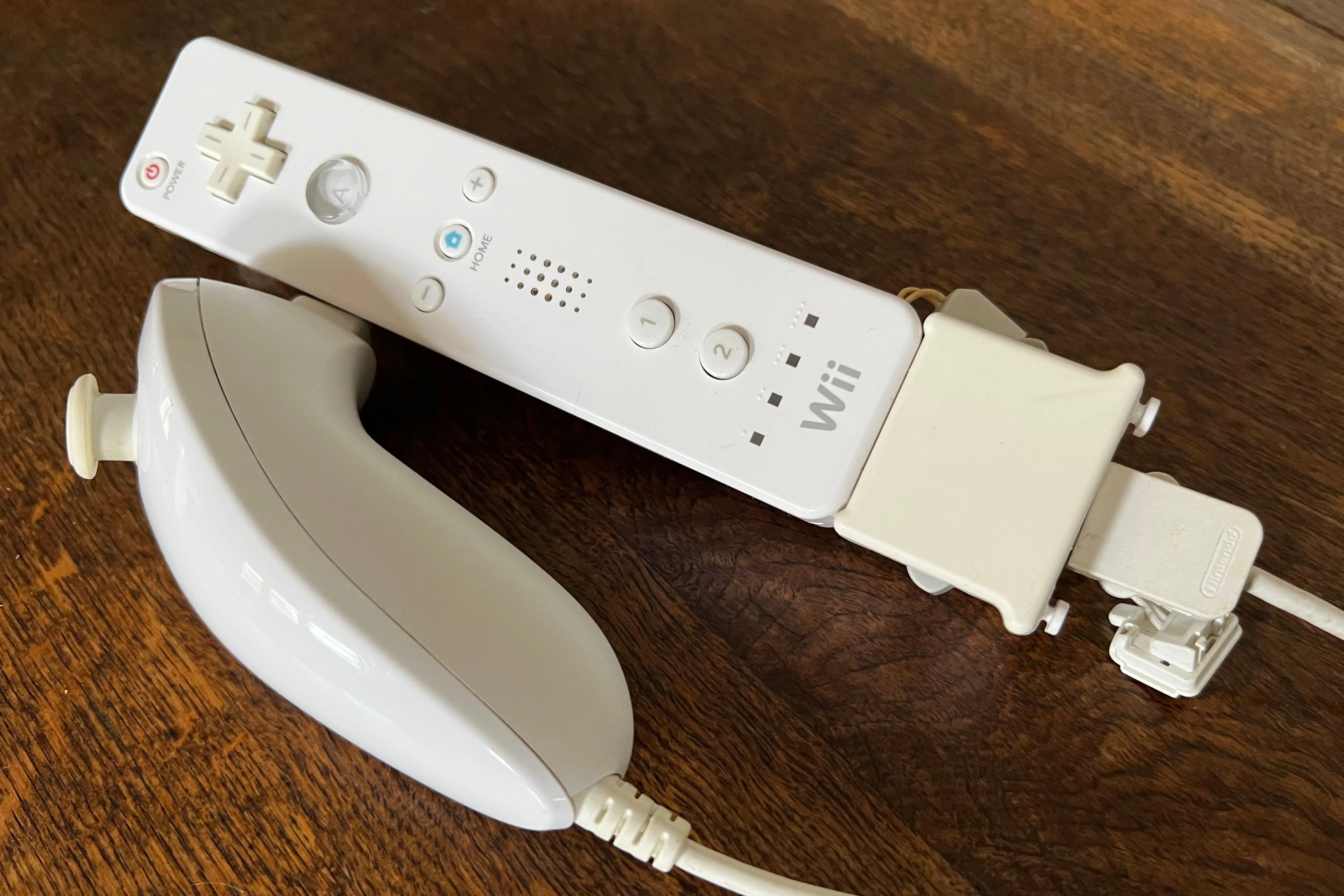 Tay cầm Wii Remote và phụ kiện Nunchuk cùng Wii Motion Plus, minh họa thiết kế độc đáo của bộ điều khiển Wii
