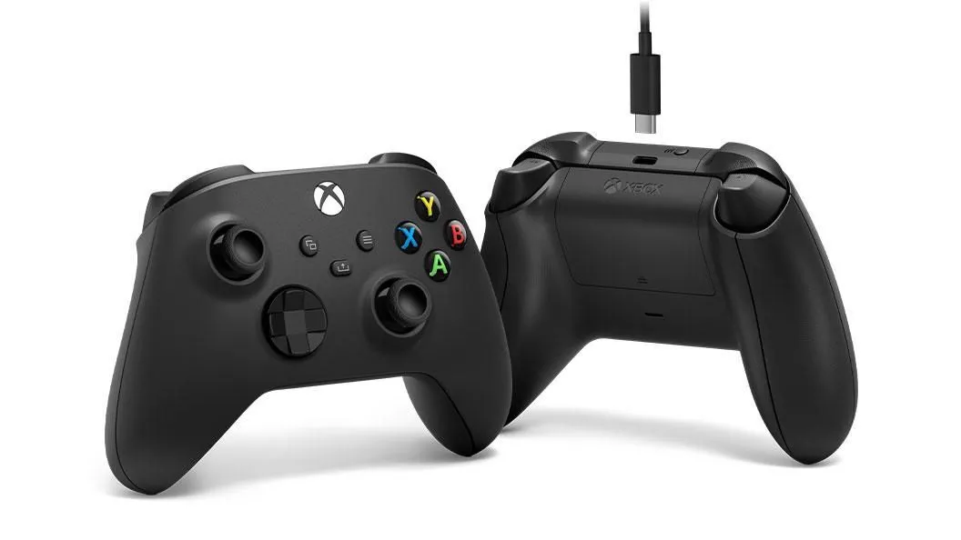 Tay cầm Xbox Wireless Controller đang được sạc qua cáp USB Type-C, minh họa giải pháp pin sạc cho thiết bị
