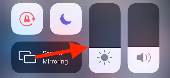 Thanh điều chỉnh độ sáng màn hình iPhone trong Trung tâm điều khiển (Control Center)