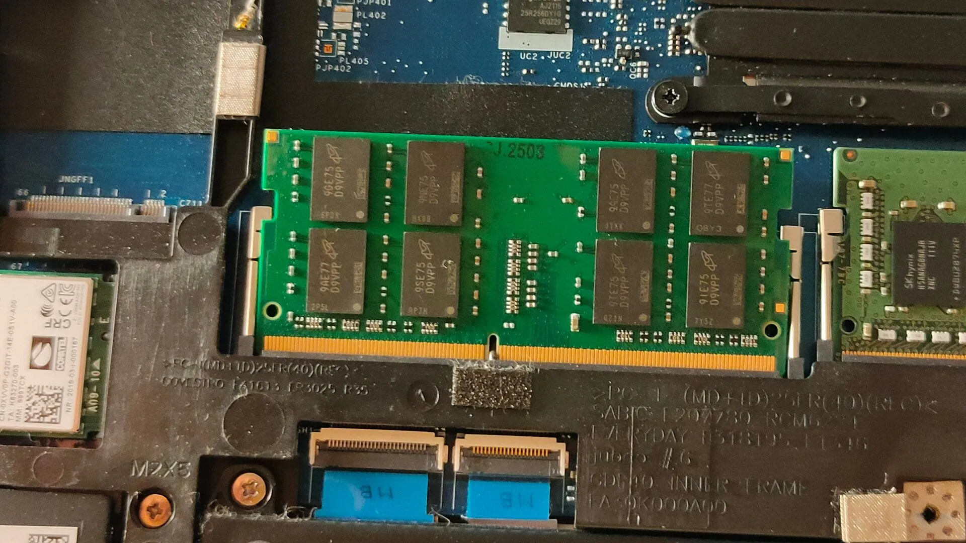 Thanh RAM DDR4 được lắp bên trong một chiếc laptop