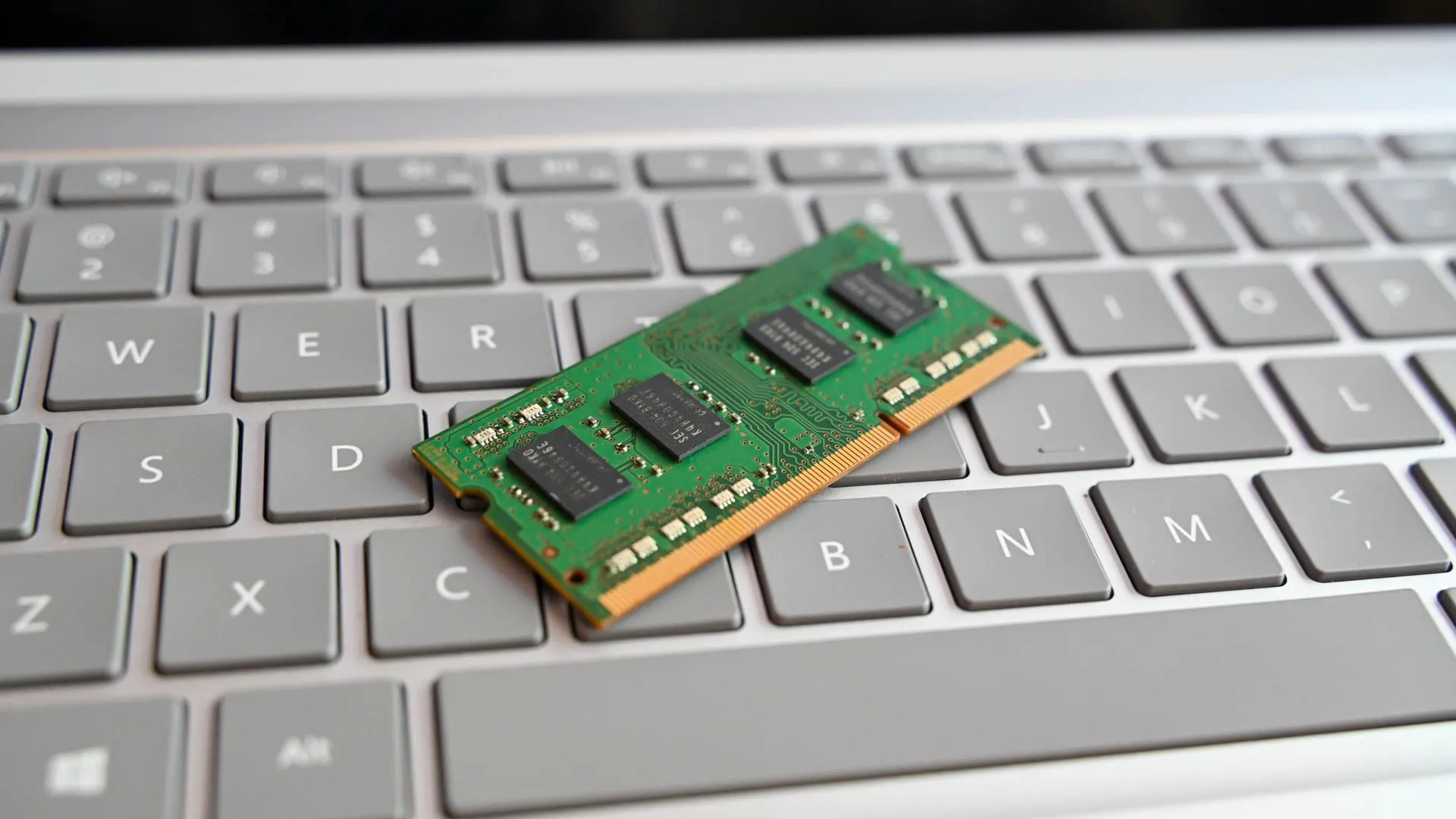 Thanh RAM máy tính đặt trên bàn phím laptop, minh họa cho việc tăng dung lượng RAM.