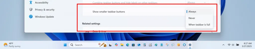 Thanh tác vụ (Taskbar) của Windows 11 hiển thị các biểu tượng đã được thu nhỏ, với tùy chọn cài đặt điều chỉnh kích thước biểu tượng được đánh dấu