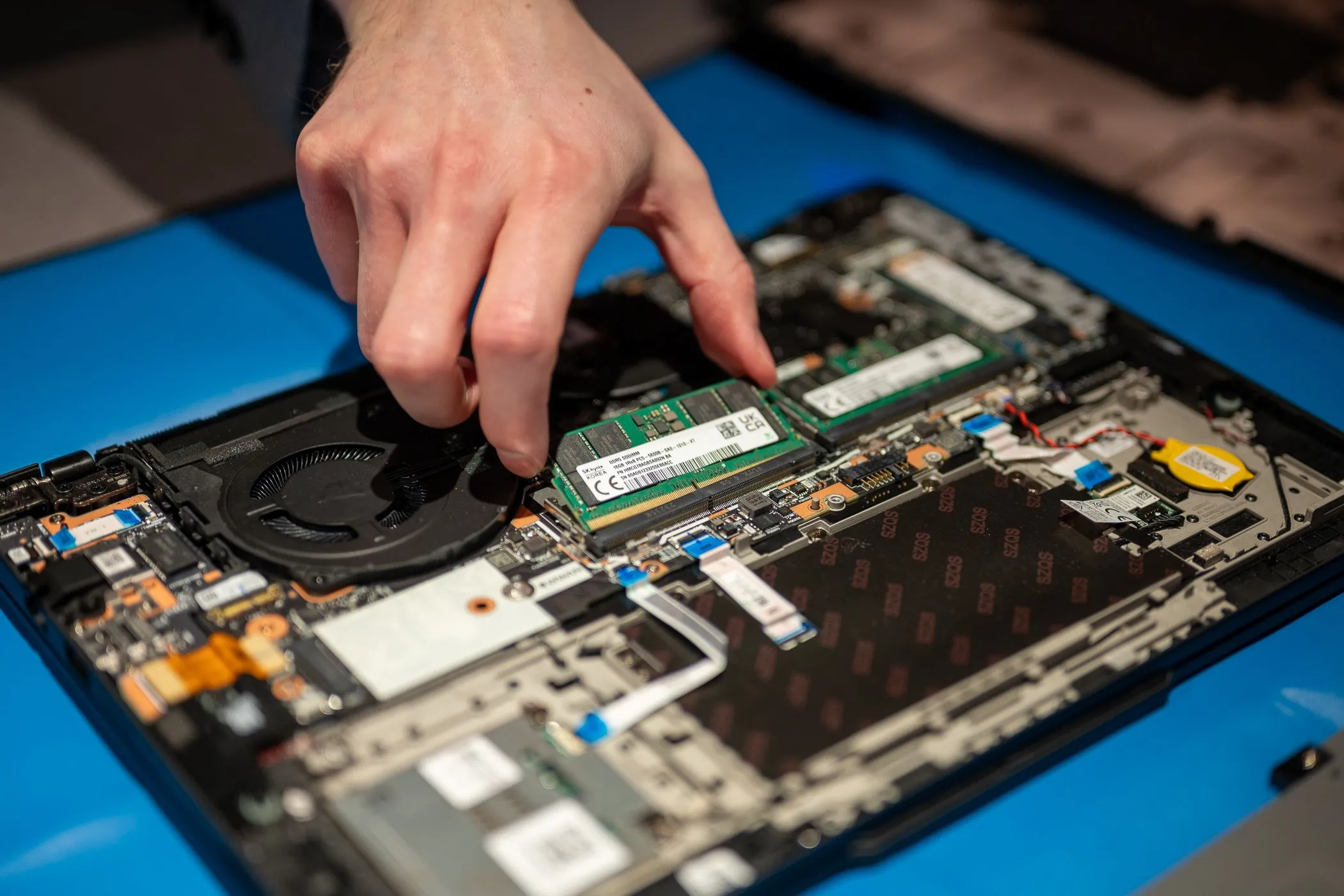 Thao tác nâng cấp RAM trên laptop Lenovo, minh họa linh kiện bên trong máy tính cũ, giúp cải thiện hiệu suất.