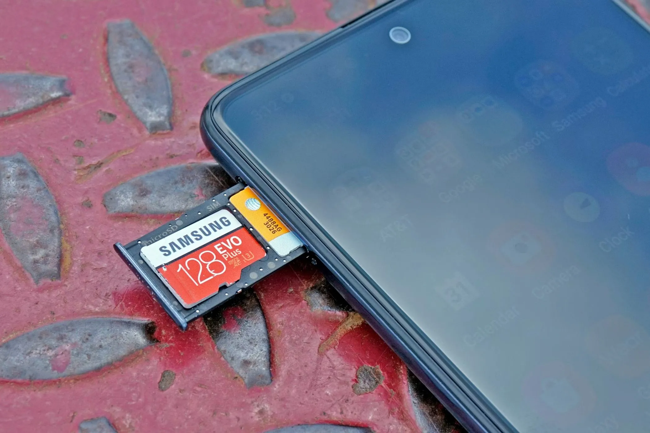 Thẻ nhớ MicroSD được lắp vào khe cắm trên điện thoại, minh họa khả năng mở rộng bộ nhớ ngoài tiện lợi.