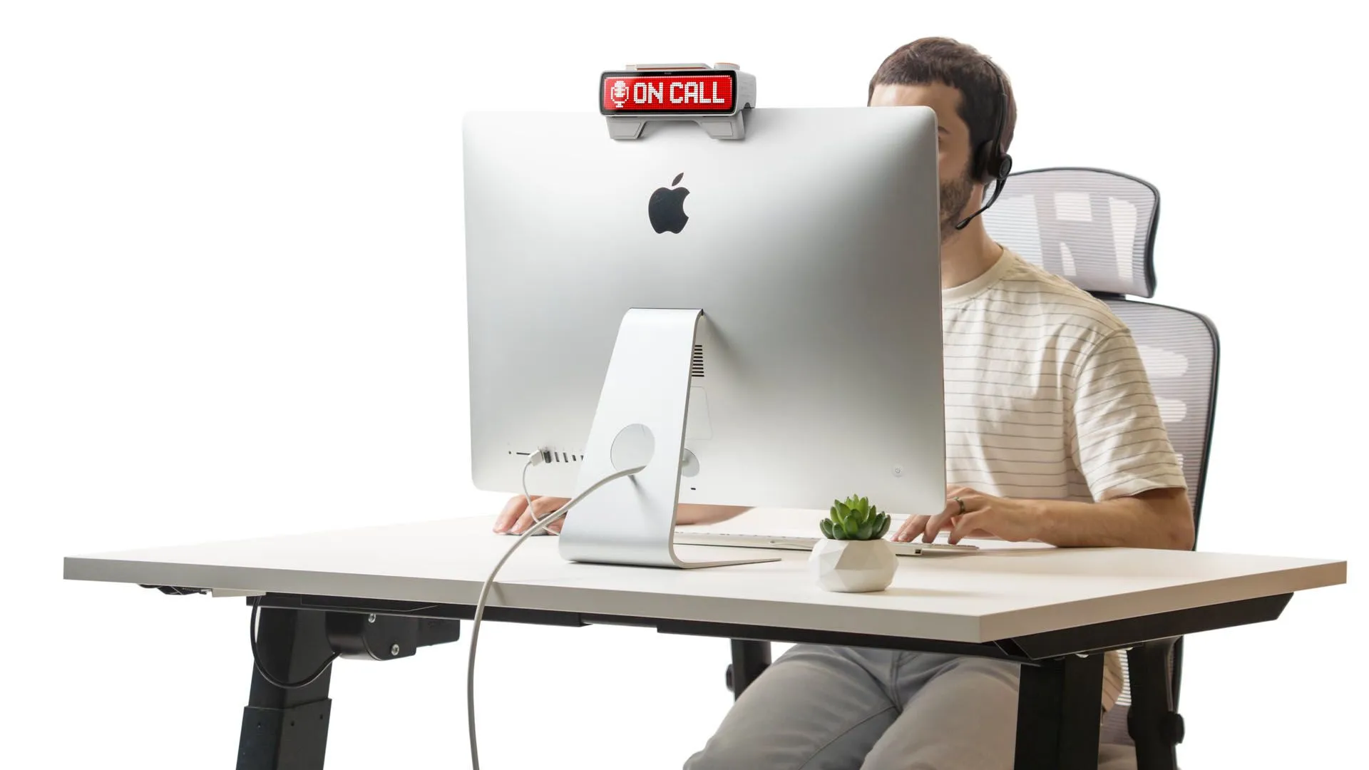 Thiết bị &quot;Busy Bar&quot; mới được công bố bởi nhà sáng tạo Flipper Zero, đặt trên bàn làm việc