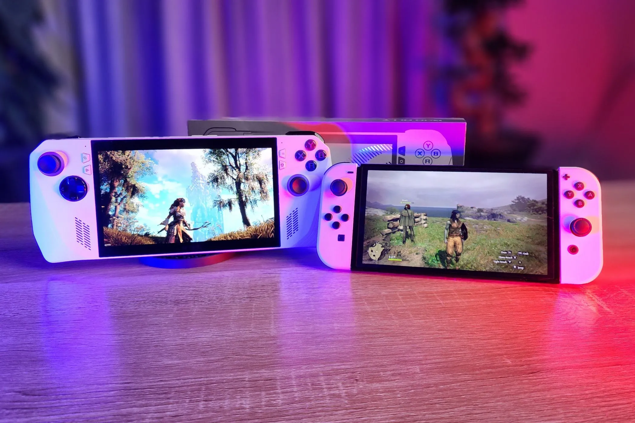 Thiết bị chơi game cầm tay ROG Ally và Nintendo Switch OLED, minh họa cho chất lượng màn hình hiển thị ấn tượng của công nghệ OLED.