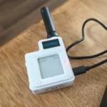 Thiết bị radio LoRa Lilygo T-Echo kết nối với laptop, minh họa khả năng giao tiếp không dây tầm xa.
