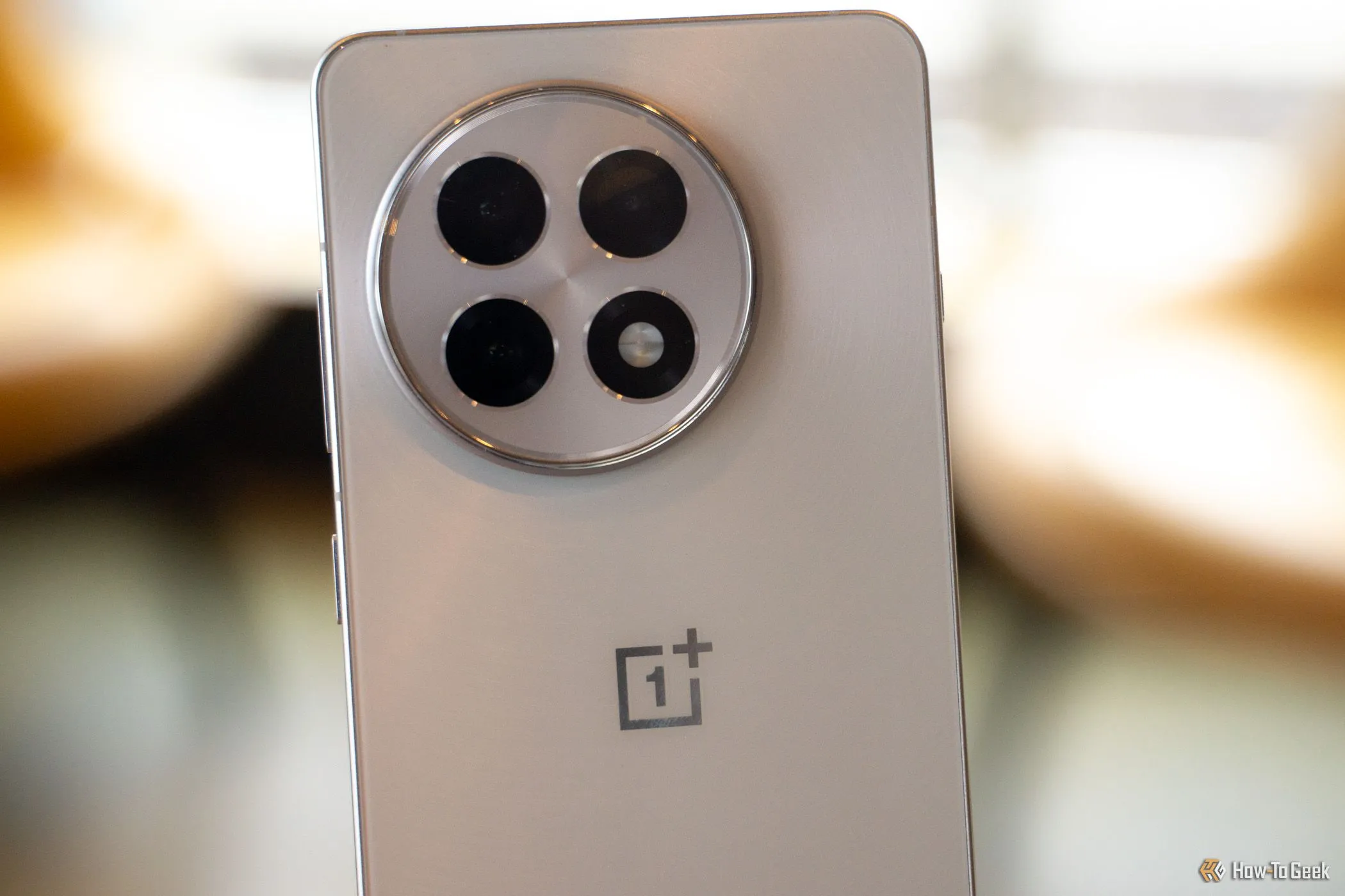 Thiết kế ba camera sau của điện thoại OnePlus 13R
