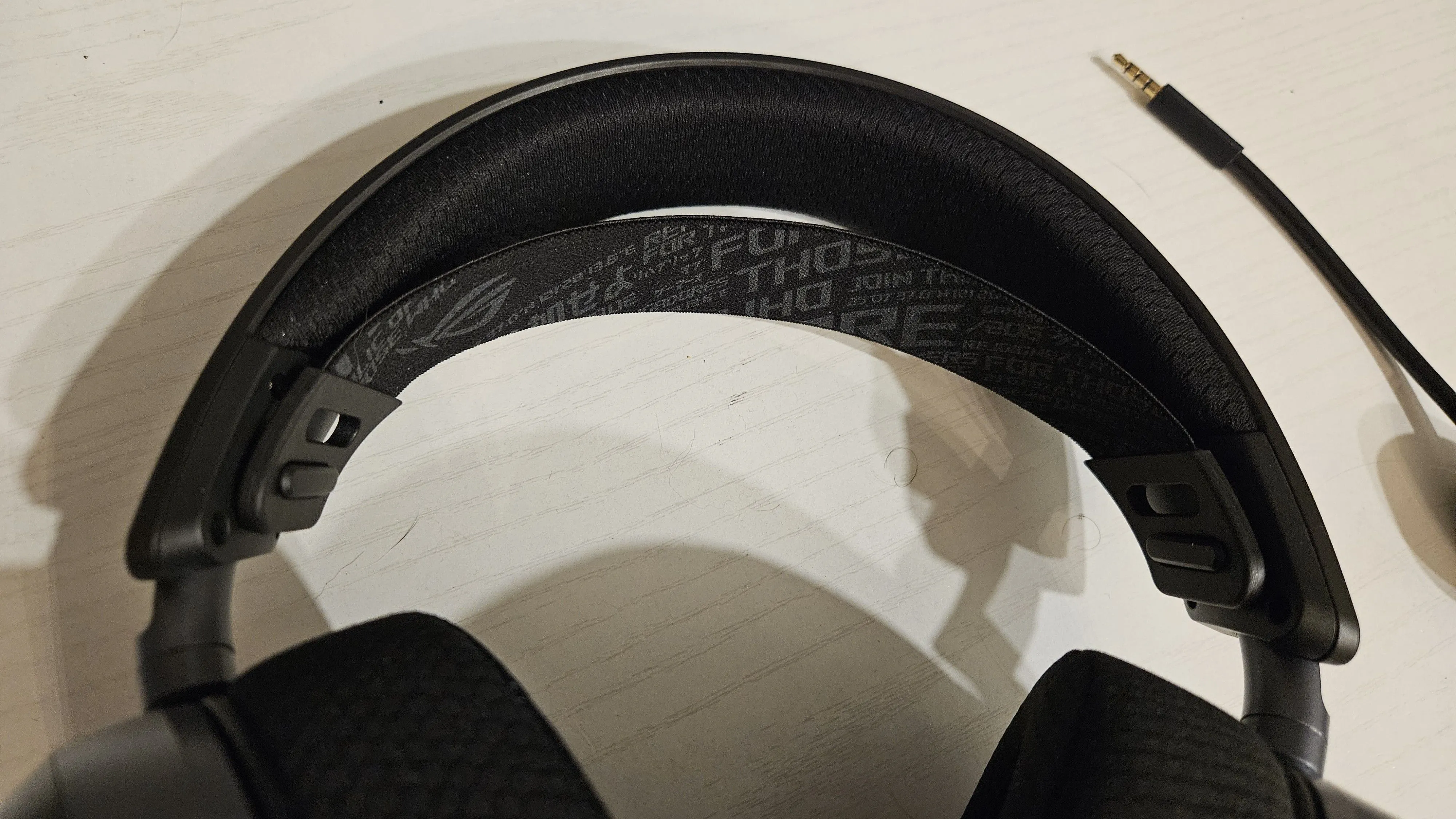 Thiết kế headband co giãn và khả năng điều chỉnh của tai nghe ASUS ROG Pelta