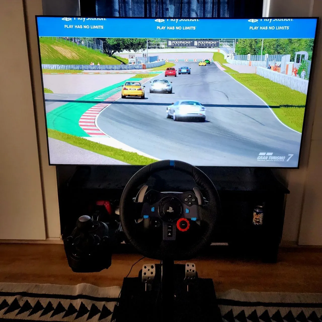Thiết lập vô lăng đua xe chuyên nghiệp đang được sử dụng để chơi tựa game Gran Turismo.
