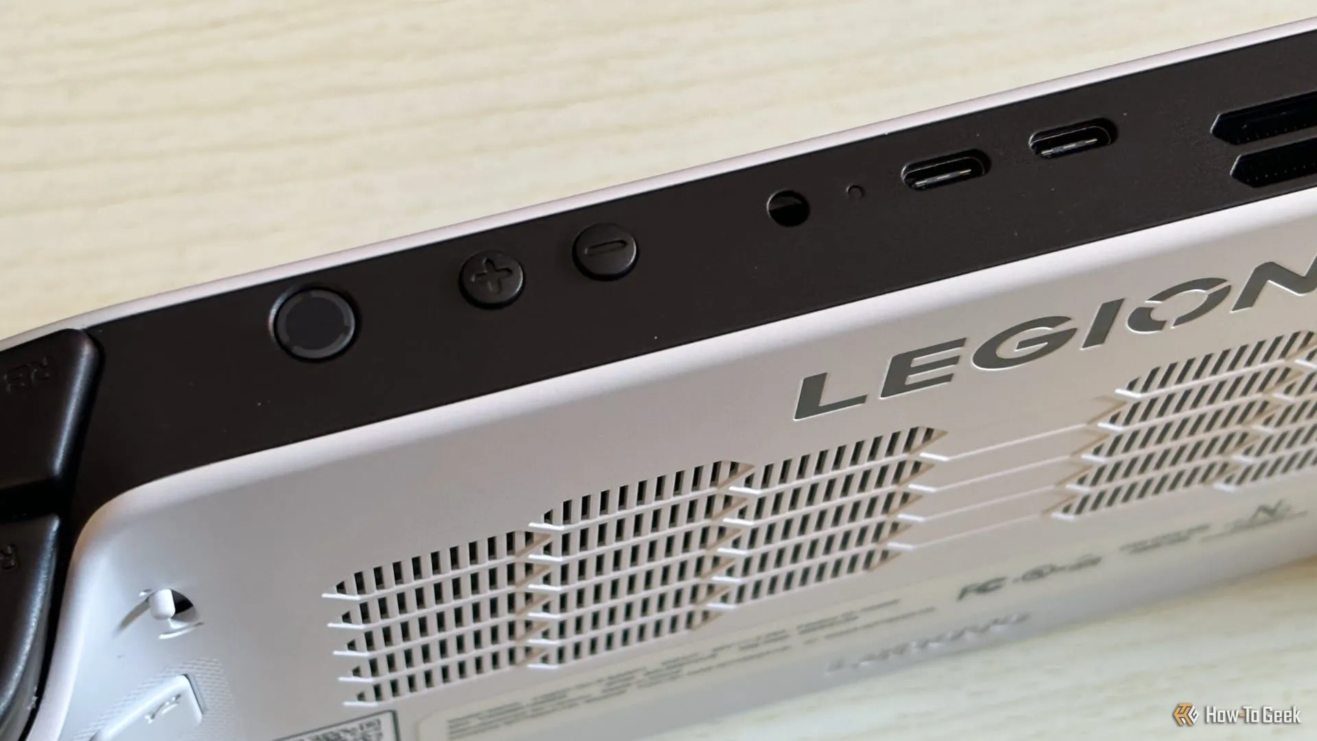 Tổng quan các cổng kết nối USB-C và nút điều khiển trên Lenovo Legion Go S
