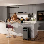 Trạm điện Anker SOLIX F3800 Plus cung cấp năng lượng cho tủ lạnh trong nhà, thể hiện khả năng dự phòng toàn diện cho gia đình.