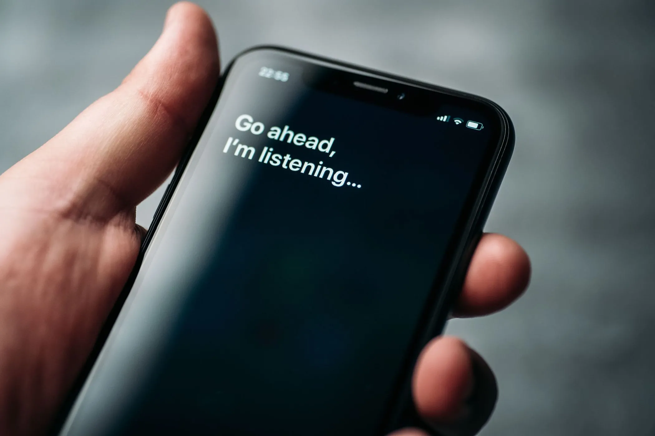 Trợ lý ảo Siri trên iPhone đang hiển thị trạng thái &quot;Hãy nói đi, tôi đang lắng nghe&quot;, minh họa giao diện phản hồi.