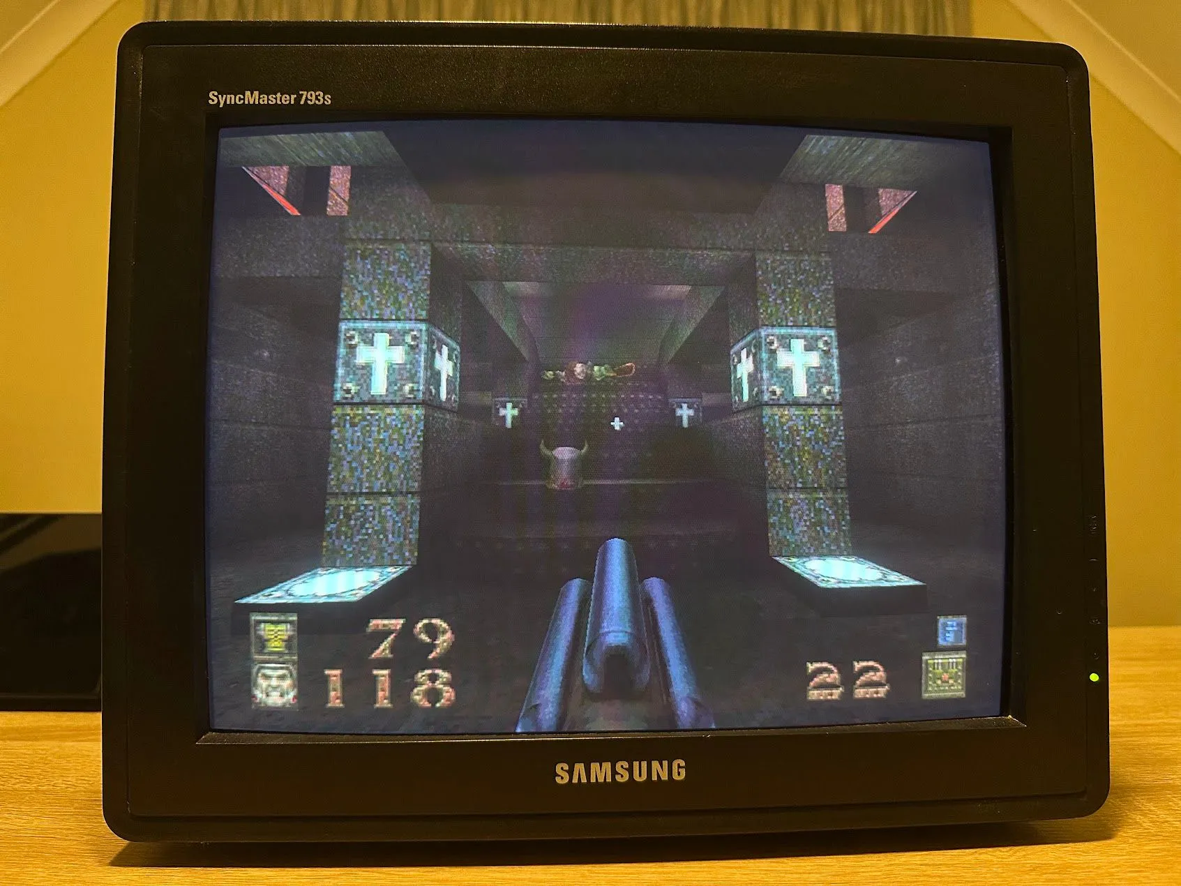 Tựa game Quake đang chạy trên màn hình CRT cũ, nhấn mạnh trải nghiệm hình ảnh cổ điển trong game retro.