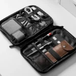Túi tổ chức phụ kiện điện tử BAGSMART chứa đầy cáp sạc và các phụ kiện công nghệ khác.