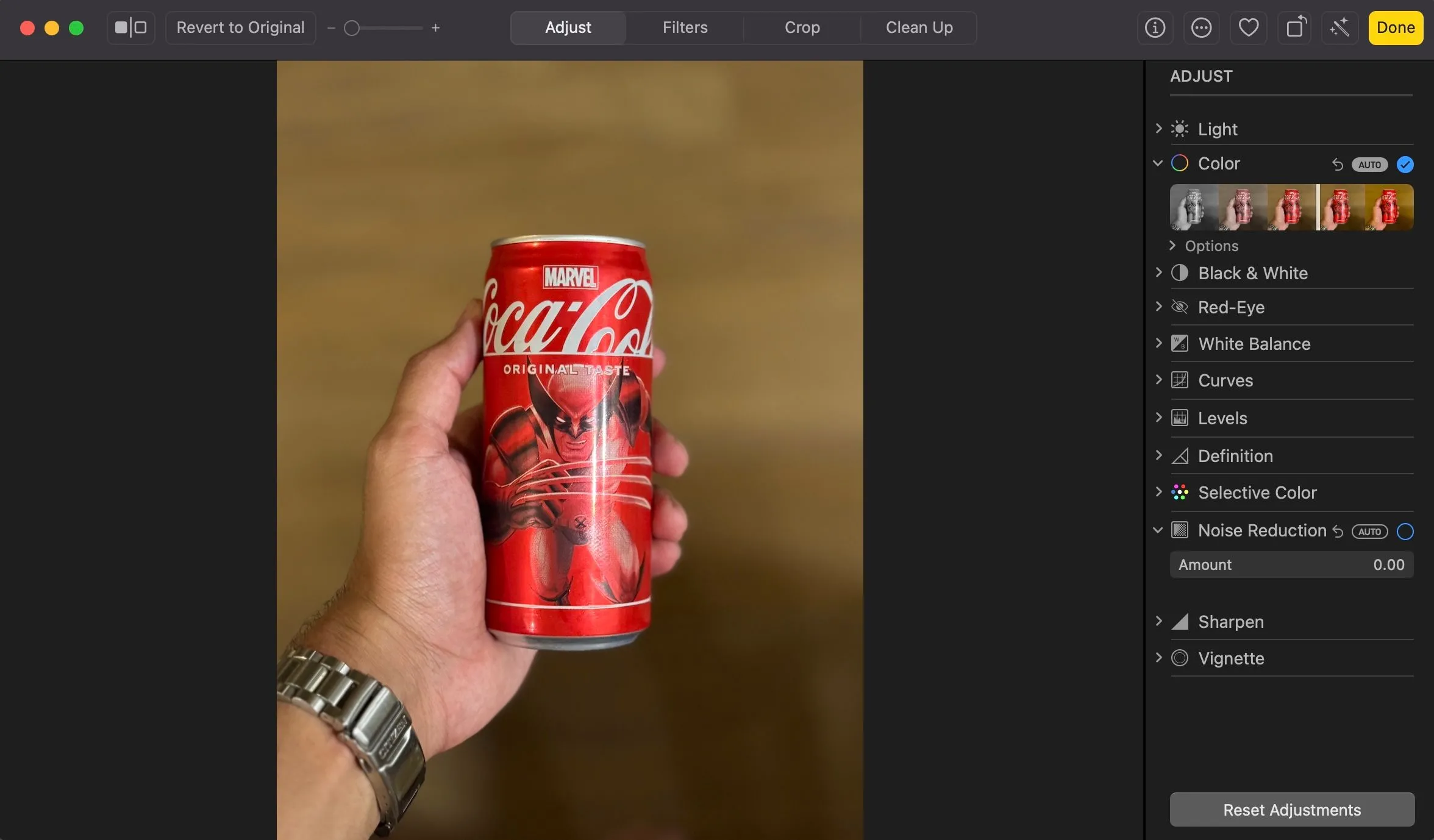 Tùy chọn tự động điều chỉnh màu sắc và tông màu trong ứng dụng Photos trên macOS, giúp người dùng dễ dàng cải thiện ảnh chỉ với một cú nhấp chuột.