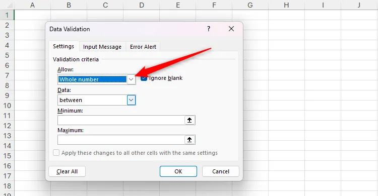 Tùy chọn 'Whole Number' (Số nguyên) được chọn trong trường 'Allow' (Cho phép) của hộp thoại 'Data Validation' (Xác thực Dữ liệu) trong Excel, thiết lập giới hạn chỉ cho phép nhập số nguyên.