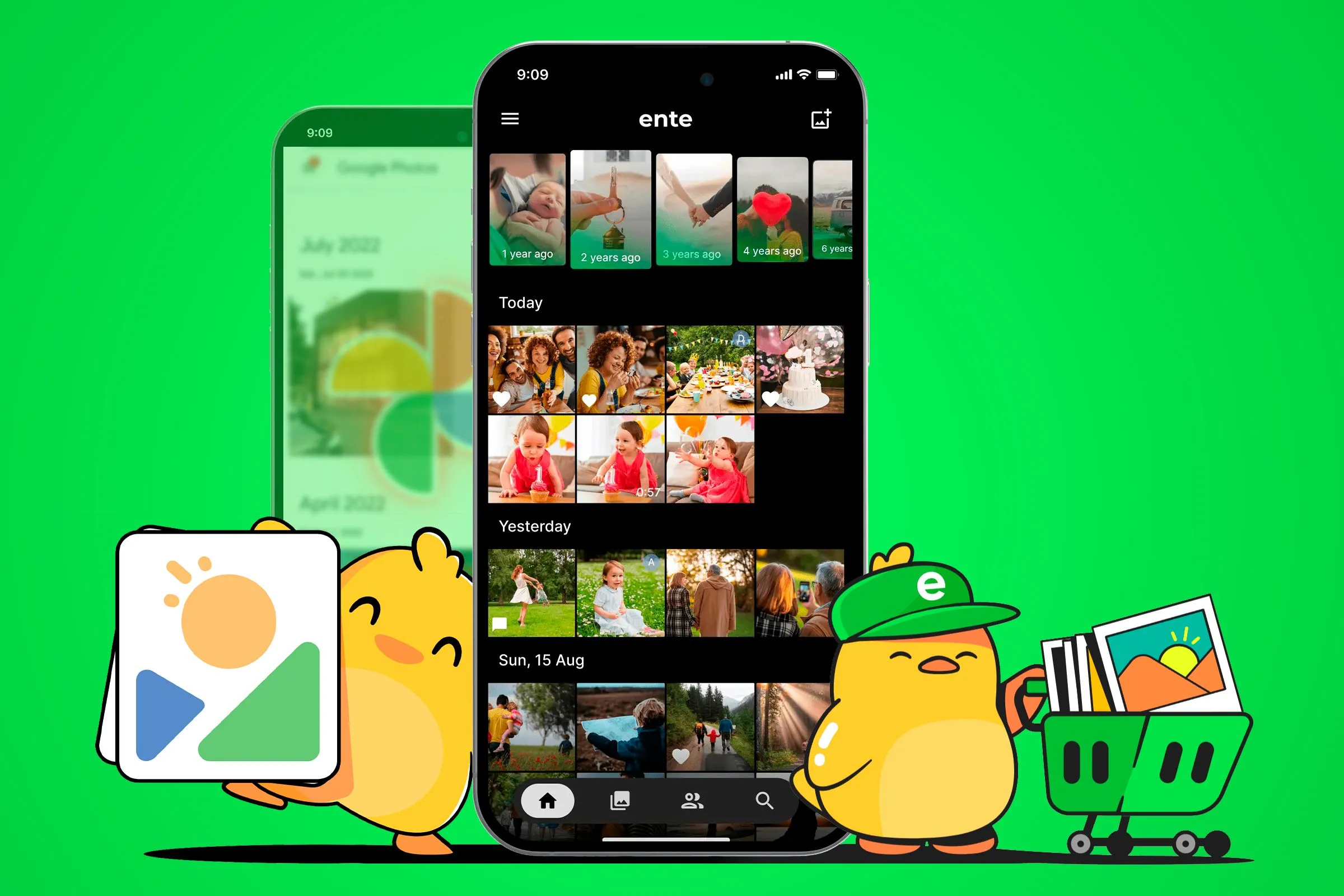 Ứng dụng Ente hiển thị trên màn hình điện thoại thông minh, với linh vật bên cạnh và nền Google Photos mờ, minh họa giải pháp thay thế bảo mật để sao lưu ảnh