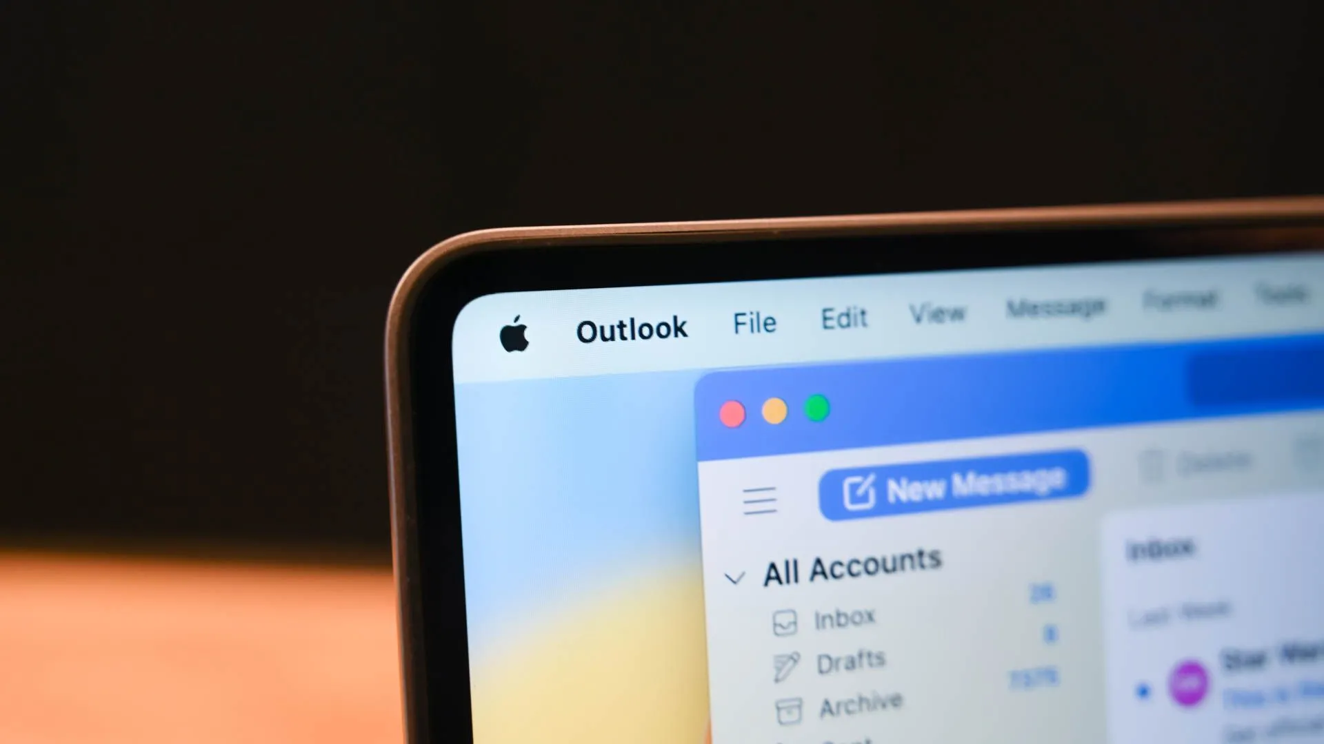 Ứng dụng Outlook trên Macbook, minh họa bối cảnh giao tiếp email cá nhân hoặc công việc, nơi không nên sử dụng bí danh email để đảm bảo tính xác thực.