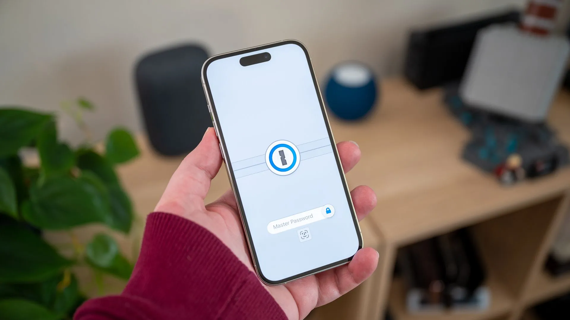 Ứng dụng quản lý mật khẩu 1Password đang hoạt động trên màn hình điện thoại iPhone, minh họa việc quản lý thông tin đăng nhập an toàn.