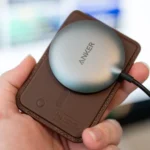 Ví da Nomad MagSafe gắn sạc Qi2, minh họa khả năng sạc không dây tiện lợi và thiết kế sang trọng.