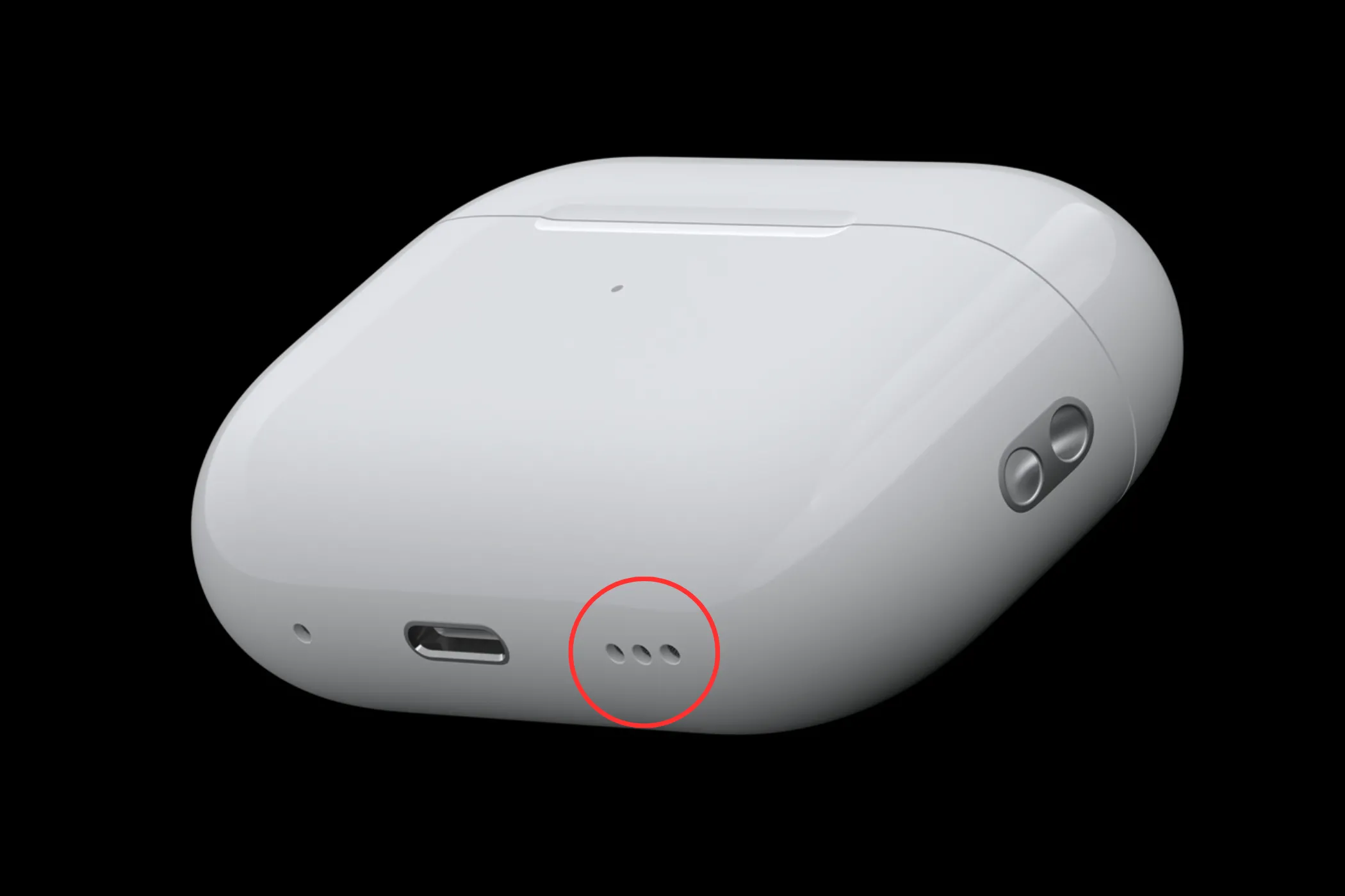 Vòng tròn làm nổi bật loa nhỏ tích hợp trên hộp sạc AirPods Pro 2, hỗ trợ tính năng Precision Finding thông qua chip U1.