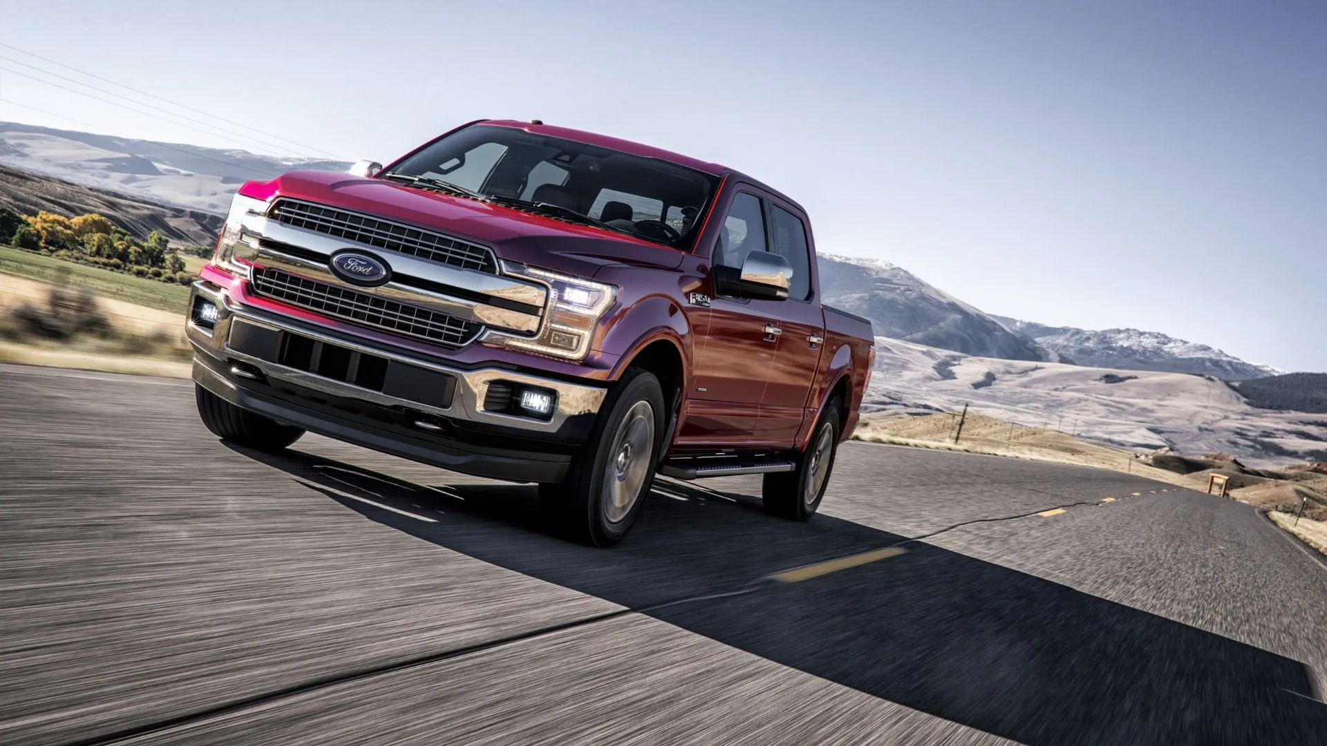 Xe bán tải Ford F-150 lariat chrome đang lái xe trên con đường nông thôn